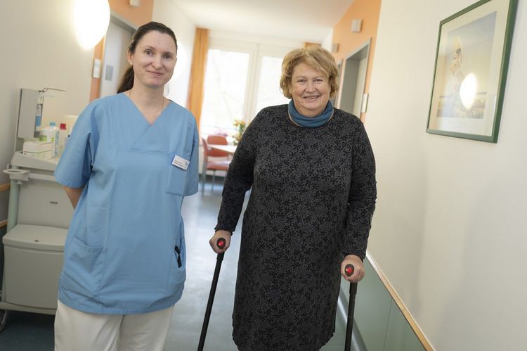 Rundgang Altentreptow Pflegerin mit einer Patienten beim Bewegungstraining auf dem Flur